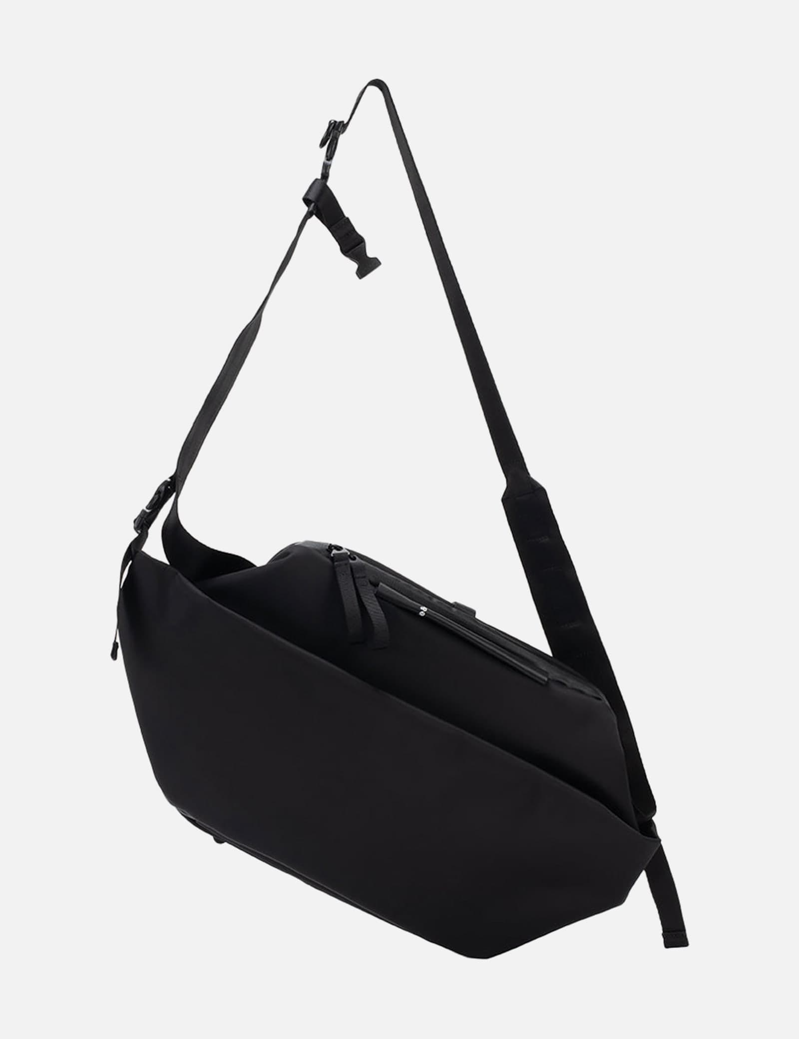 Isarau L Sleek Black view 4